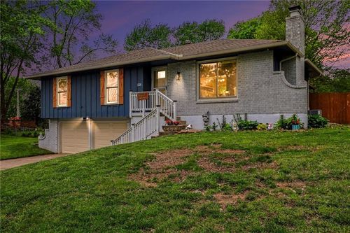 518 Franklin St, Raymore, MO, 64083-9416 | Card Image