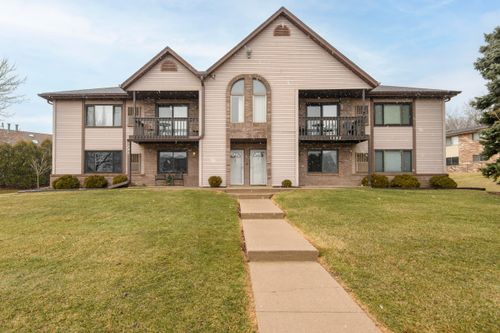 1343 Meadowcreek Dr, Pewaukee, WI, 53072-5643 | Card Image