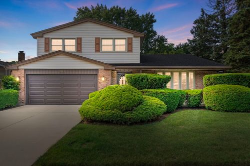2011 E Canterbury Dr, Arlington Heights, IL, 60004-2239 | Card Image