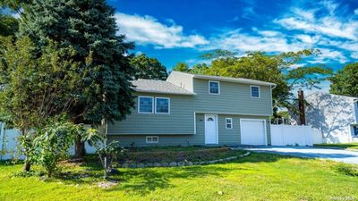 95 Holiday Park Drive, House other with 4 bedrooms, 1 bathrooms and null parking in Centereach NY | Image 1