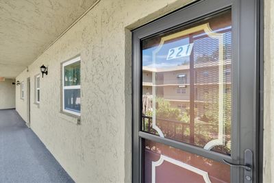 221 - 11485 Oakhurst Road, Condo with 1 bedrooms, 1 bathrooms and null parking in Largo FL | Image 3