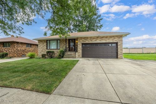 9941 Shady Ln, Brooklyn, OH, 44144-3010 | Card Image