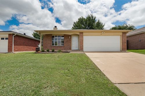 511 Hollyberry Dr, Mansfield, TX, 76063-3638 | Card Image