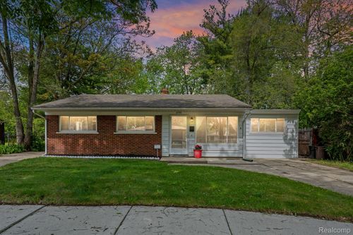 21951 Morton St, Oak Park, MI, 48237-2929 | Card Image