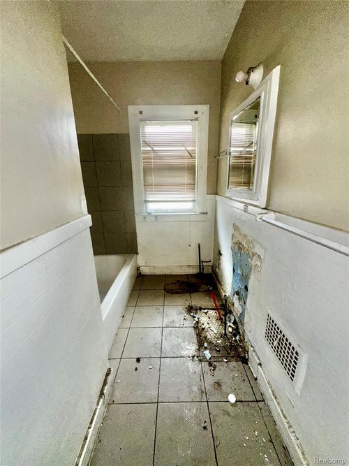 11184 Northlawn St, Detroit, MI, 48204-1021 | Card Image
