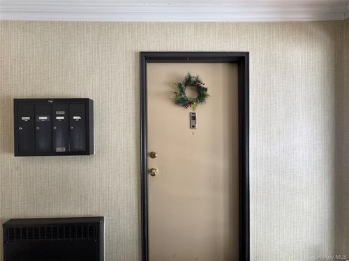 apt-b-313 Main St, Roslyn, NY, 11576-2117 | Card Image