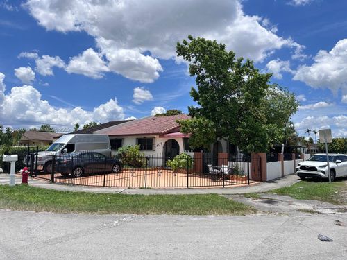 1405 W 38th Pl, Hialeah, FL, 33012-4749 | Card Image