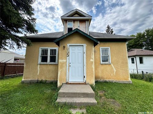 855 2nd St E, House with 2 bedrooms, 1 bathrooms and 1 parking in Prince Albert SK | Card Image