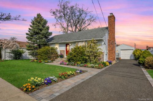 228 8th St, Bethpage, NY, 11714-1829 | Card Image