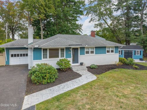 17 Dumbarton Dr, Delmar, NY, 12054-3518 | Card Image