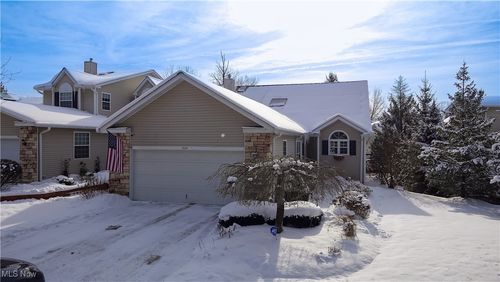 909 Grand View Ln, Aurora, OH, 44202-8845 | Card Image