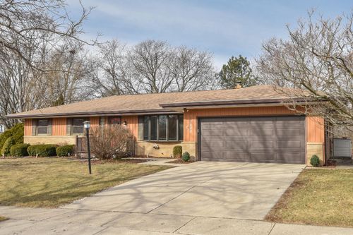 5600 Lakeview Dr, Greendale, WI, 53129-1933 | Card Image