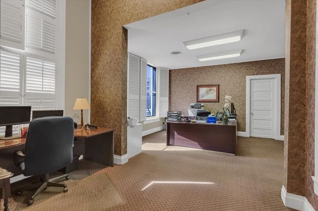Executive office facing Travis St. | Image 11