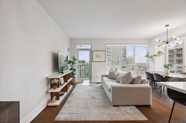 1414 - 70 Roehampton Ave, Condo with 2 bedrooms, 2 bathrooms and 1 parking in Toronto ON | Image 8