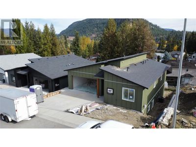 2745 Cedar Ridge St, House other with 6 bedrooms, 3 bathrooms and 4 parking in Lumby BC | Image 1