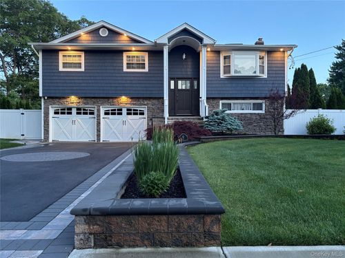 52 41st St, Islip, NY, 11751-1318 | Card Image