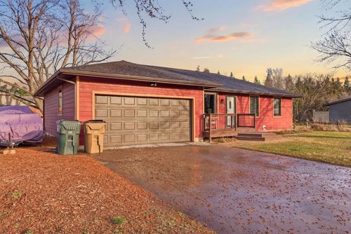 801 Random Rd, Hesston, KS, 67062-9037 | Card Image