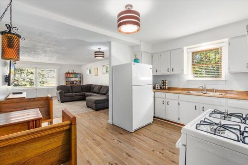 180 Saint Croix Trl N, Lakeland, MN, 55043-8904 | Card Image