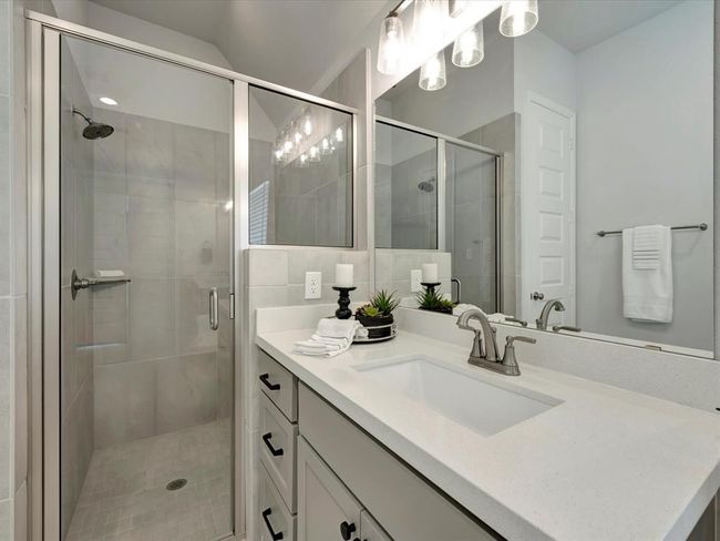 Guest Suite full bath with attached walk-in closet | Image 28
