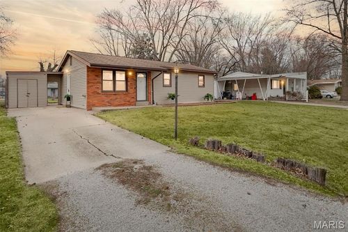 1106 Helvetia Dr, Highland, IL, 62249-1735 | Card Image