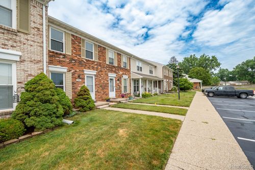 29143 E Brittany Ct, Roseville, MI, 48066-2049 | Card Image