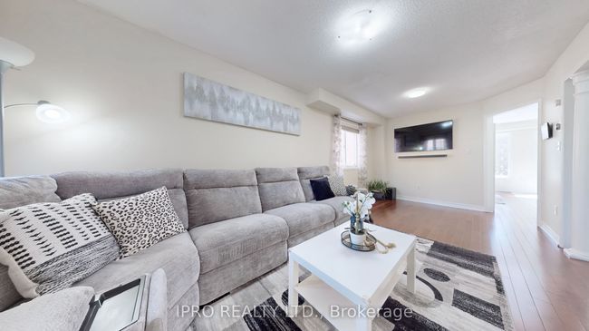 41 Lauraglen Cres, House attached with 6 bedrooms, 4 bathrooms and 4 parking in Brampton ON | Image 4