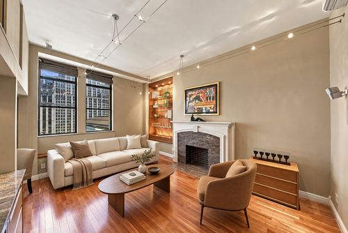 10e-32 W 40th St, New York, NY, 10018-3936 | Card Image