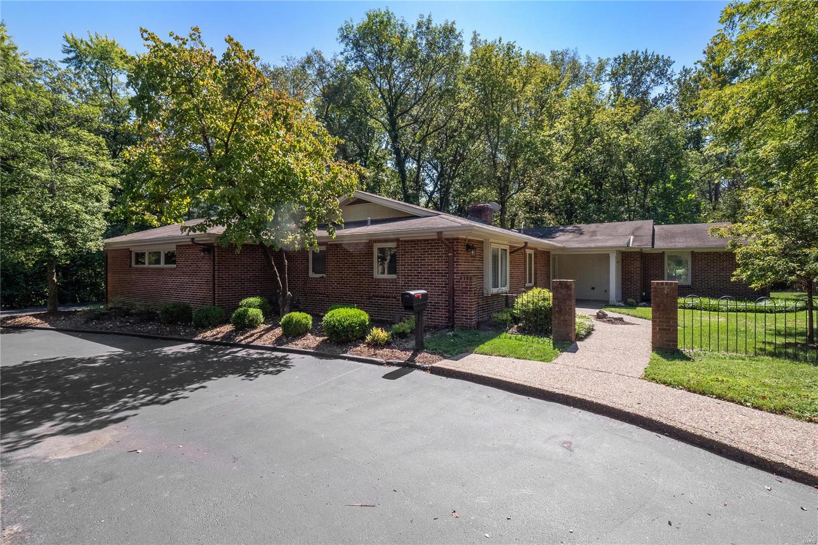 Clayton Rd, Saint Louis, MO 63124