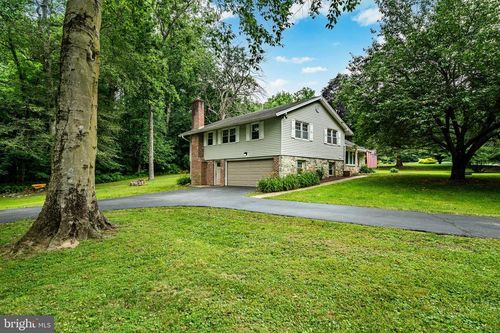833 Hunt Club Ln, Chester Springs, PA, 19425-2315 | Card Image