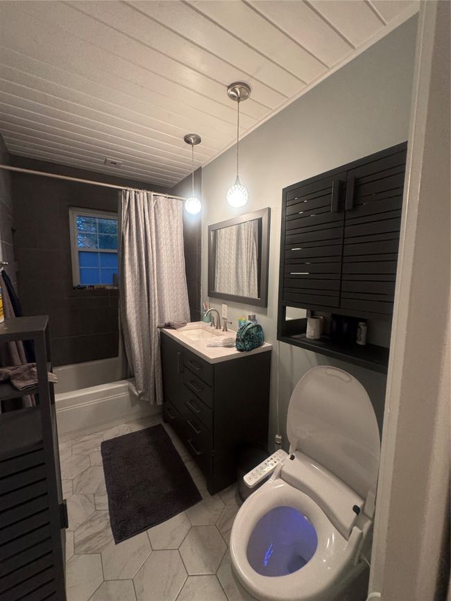 Bathroom with vanity and shower / bathtub combination with curtain | Image 25