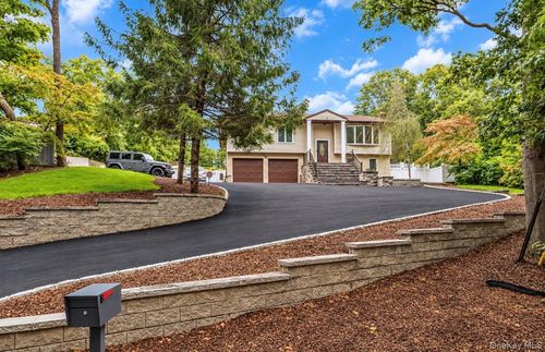 47 Mcarthur Ln, Smithtown, NY, 11787-4049 | Card Image