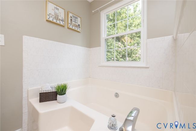 Bathroom with a garden tub | Image 24