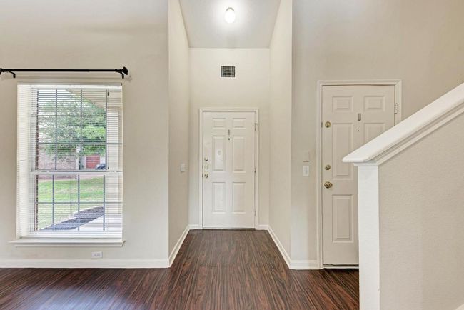 Interior Entrance | Image 4