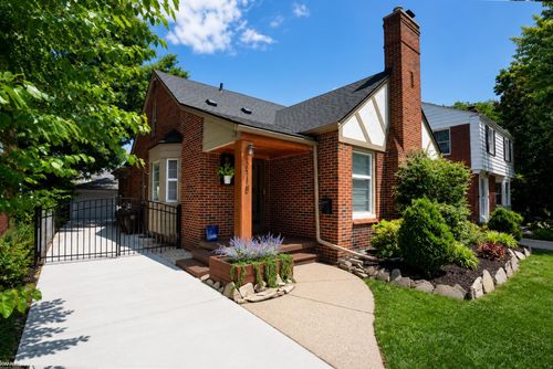 2118 Lennon St, Grosse Pointe Woods, MI, 48236-1658 | Card Image