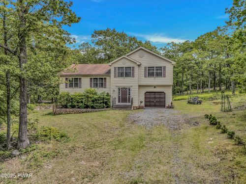 2106 Blueberry Ct, Bushkill, PA, 18324-8810 | Card Image