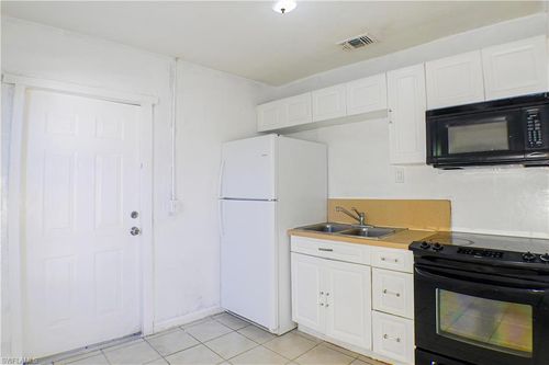 3042 Douglas Ave, FORT MYERS, FL, 33916-4104 | Card Image