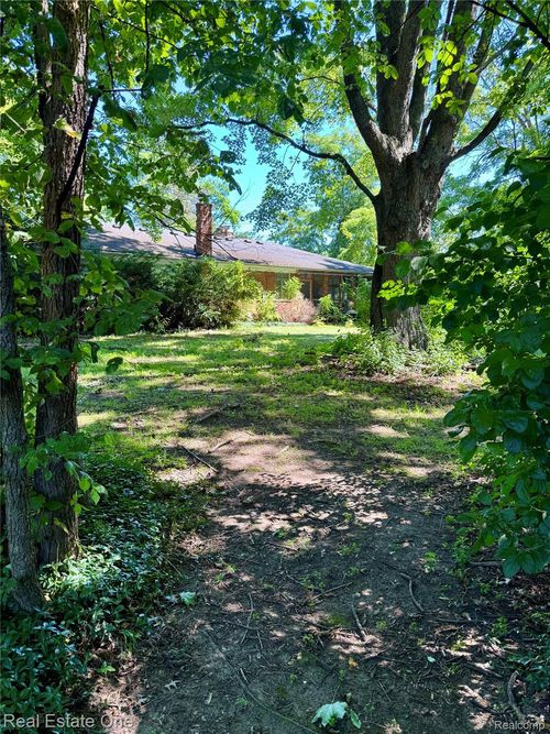 25101 W Chicago, Redford, MI, 48239-2040 | Card Image