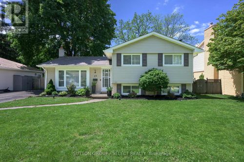 35 Maxwell Cres, London, ON, N5X1Y9 | Card Image