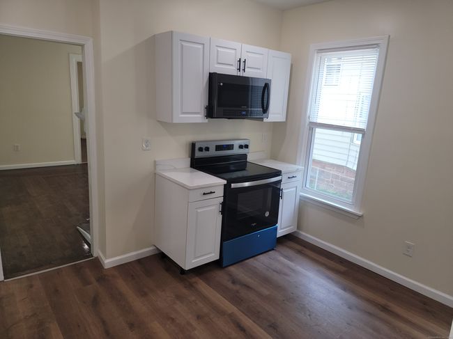 FL-1ST - 147 Edgewood St, Home with 3 bedrooms, 1 bathrooms and 1 parking in Hartford CT | Image 8