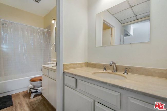 UNIT-2 - 19009 Sherman Way, Condo with 1 bedrooms, 1 bathrooms and 2 parking in Reseda CA | Image 16