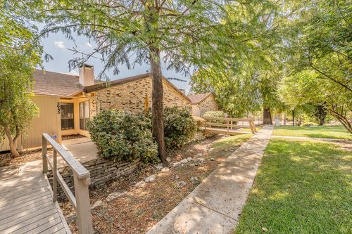 5945 Chimney Wood Cir, Fort Worth, TX, 76112-3030 | Card Image