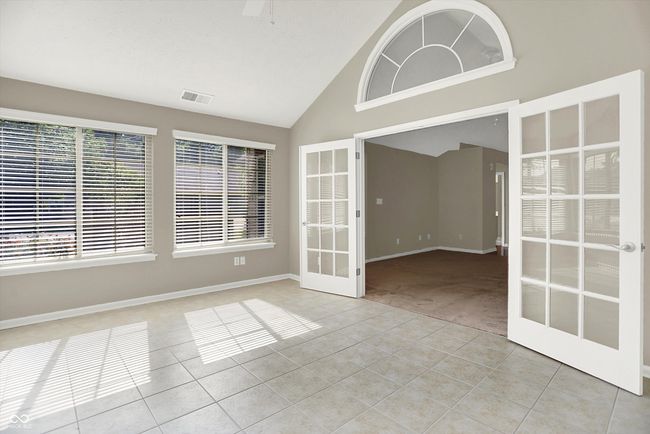 Light tiled flooring, sure to go with most decorative pallets | Image 8
