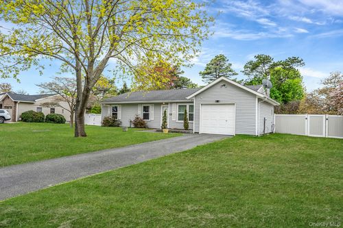 6 Lisa Ct, Medford, NY, 11763-4205 | Card Image