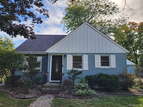 213 E Vates St, Frankenmuth, MI, 48734-1127 | Card Image