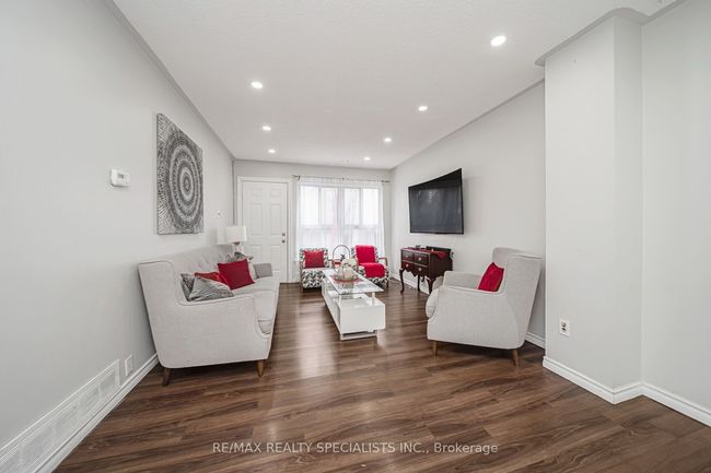 308 Fleetwood Cres, Condo with 4 bedrooms, 2 bathrooms and 2 parking in Brampton ON | Image 11