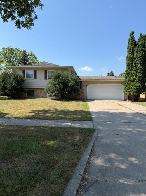 2905 11th Street S, Fargo, ND, 58103 | Card Image