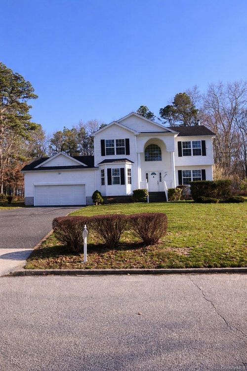136 Elizabeth Way, Ridge, NY, 11961-2970 | Card Image