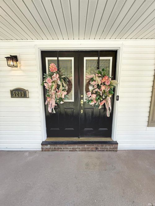 5200 Kenwood Dr, Newburgh, IN, 47630-3046 | Card Image