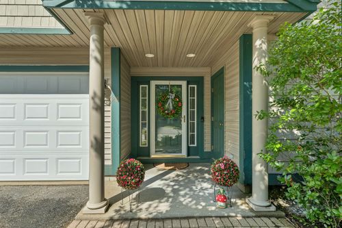 28 Deborah Ln, Dover, NH, 03820-9128 | Card Image