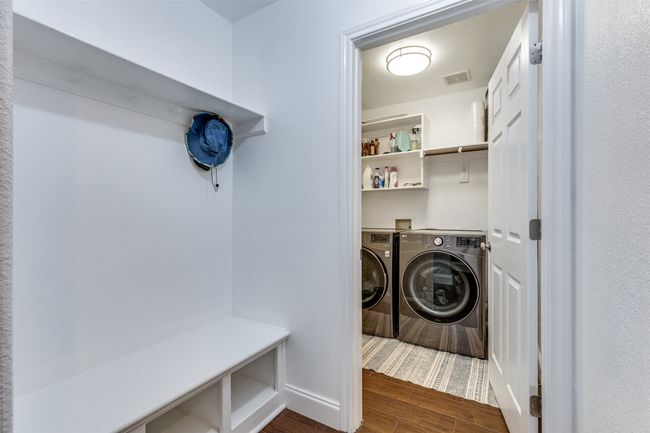 Great drop off mini mud room | Image 25